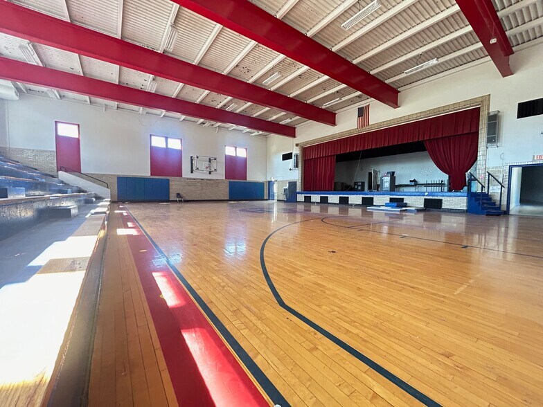 More Photos Of 709 Deacon St, Hebron Schools For Lease