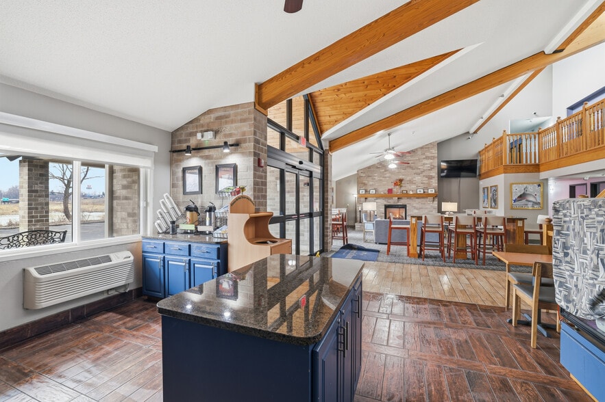 More Photos Of 4675 White Bear Pky, White Bear Lake Hotel For Sale