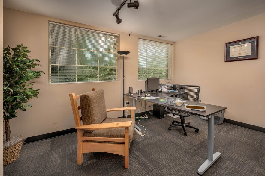 More Photos Of 1219 SE Lafayette St, Portland Loft Creative Space For Sale