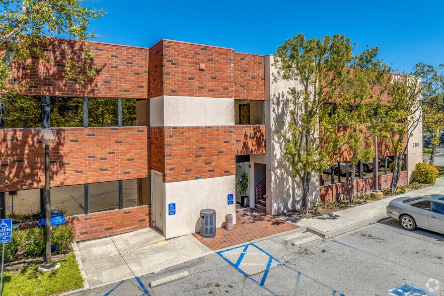 More Photos Of 2100 Lynn Rd, Thousand Oaks Medical For Lease