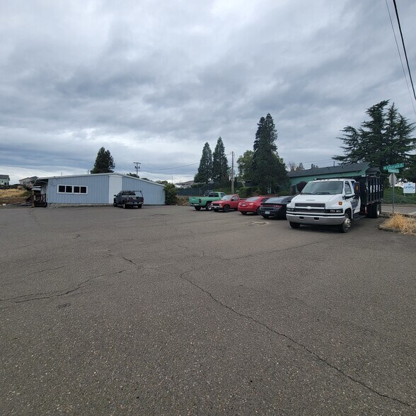 More Photos Of 2130 NE Stephens St, Roseburg General Retail For Lease