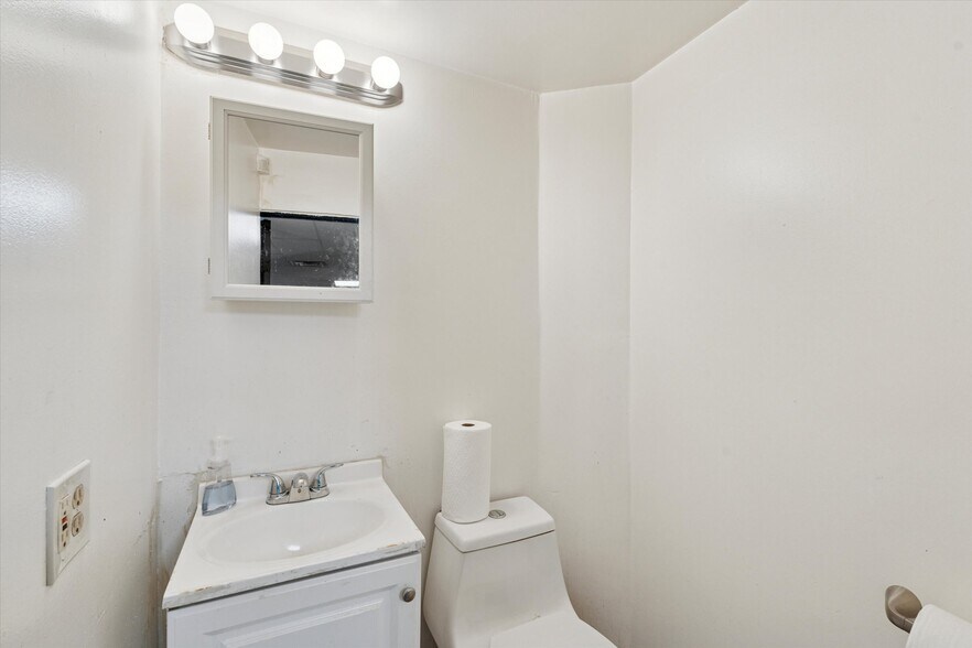 More Photos Of 2777 Kensington Ave, Philadelphia Storefront For Sale