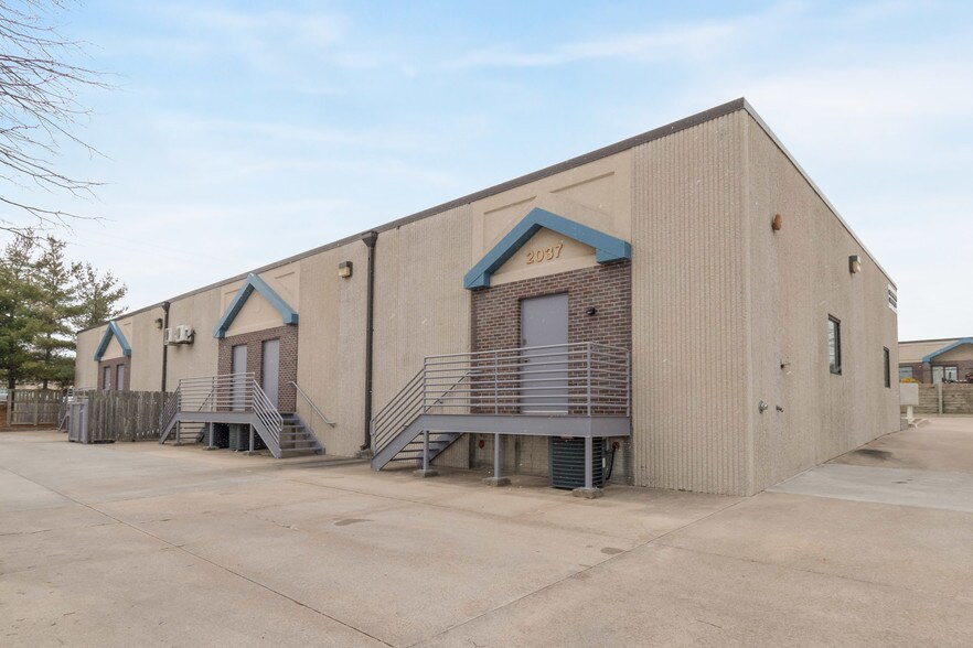 More Photos Of 2037 Grand Ave, West Des Moines Office For Lease