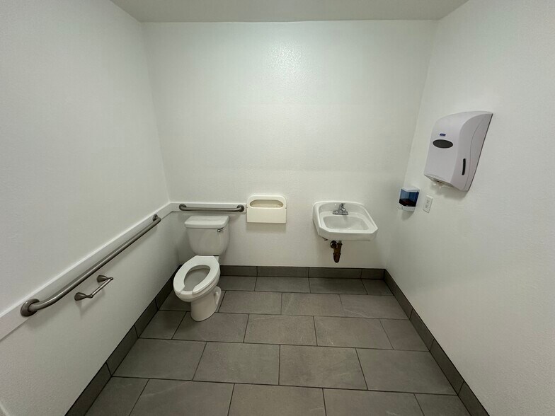 More Photos Of 212 W Magnolia Blvd, Burbank Light Distribution For Lease