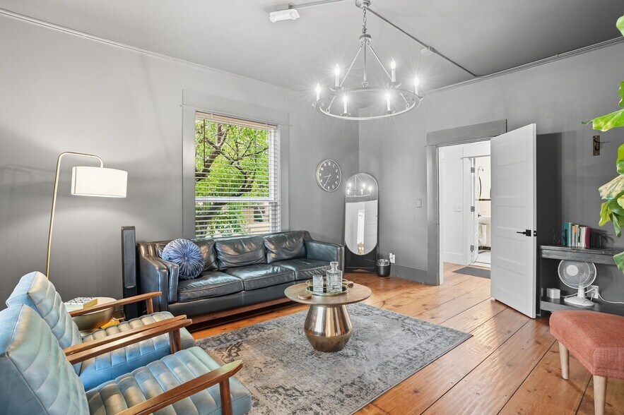 More Photos Of 924 S Main St, Broken Arrow Showroom For Sale