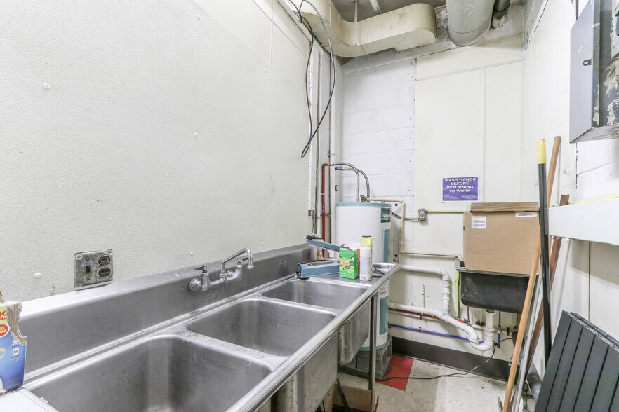 More Photos Of 1301-1305 S Central Ave, Marshfield Convenience Store For Sale