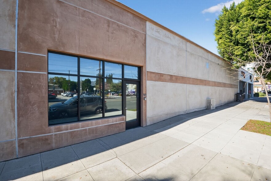 More Photos Of 923 N Hollywood Way, Burbank General Retail For Sale