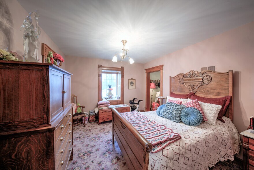 More Photos Of 890 Lake Ave, Woodstock General Retail For Sale