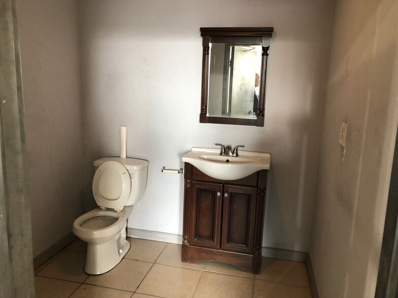 More Photos Of 660 NW 137th St, North Miami Warehouse For Sale