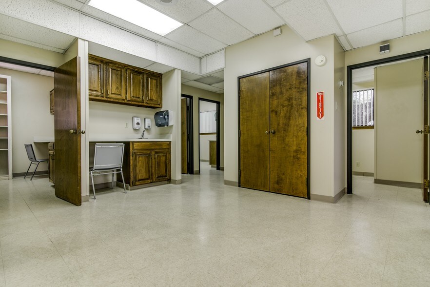 More Photos Of 2231 Peggy Ln, Garland Medical For Sale