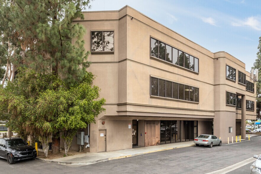 More Photos Of 16501 Sherman Way, Van Nuys Office For Lease