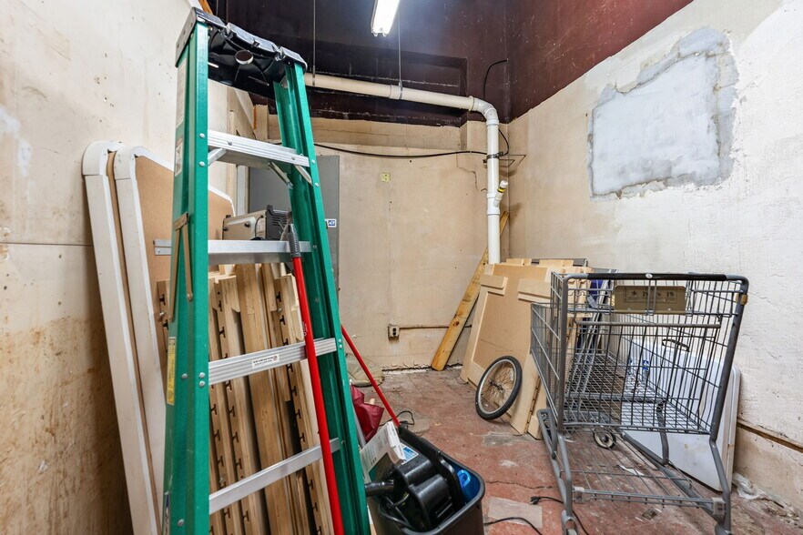 More Photos Of 1005 W Broadway Ave, Minneapolis Storefront For Sale