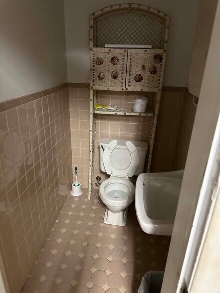 More Photos Of 886 Wyoming Ave, Kingston Freestanding For Sale