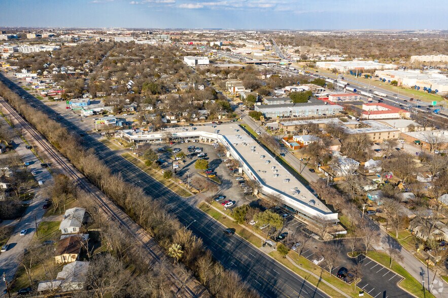 More Photos Of 4631 Airport Blvd, Austin Unknown For Lease