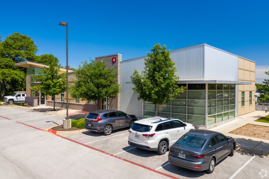 More Photos Of 9811 S IH-35, Austin Medical For Lease