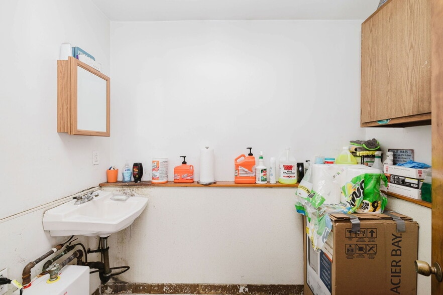 More Photos Of 634 Winthrop St, Taunton Flex For Sale