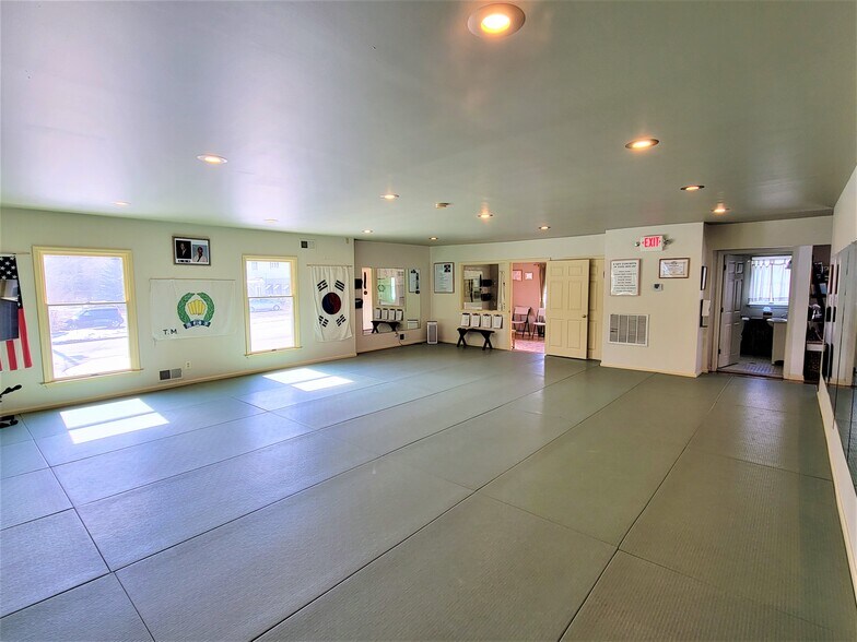 More Photos Of 630 Valley Rd, Gillette General Retail For Sale