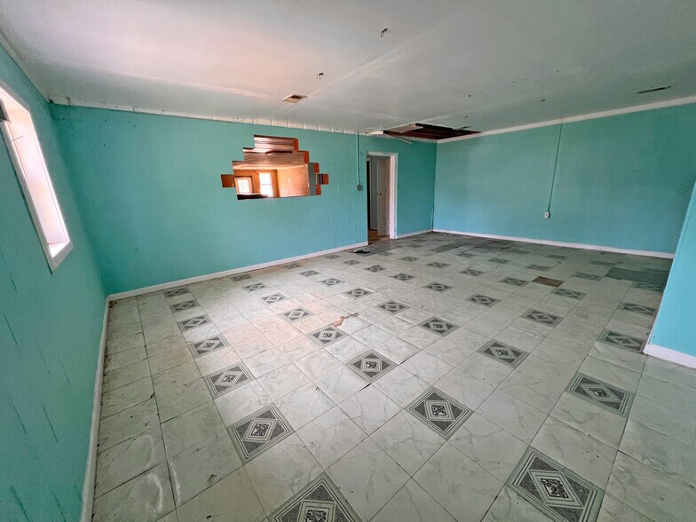 More Photos Of 3268 - 3244 River Fork Rd, Waterloo Bar For Sale