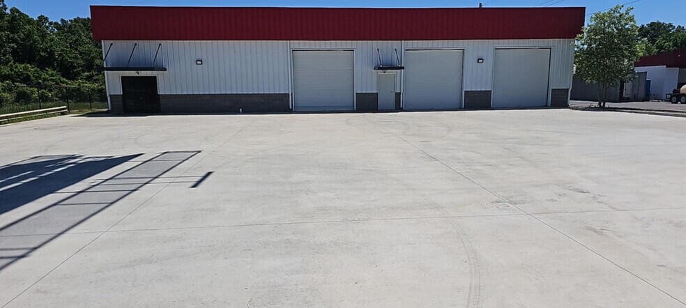 More Photos Of 2740 Old Austin Peay Hwy, Memphis Flex For Lease