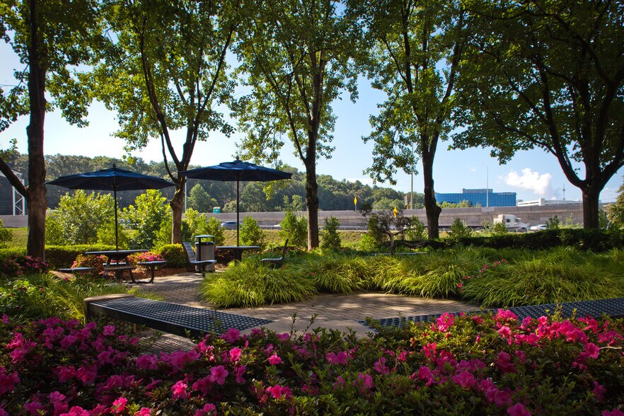 More Photos Of 400 Interstate N Pky SE, Atlanta Office For Lease