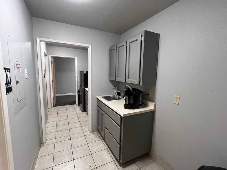 More Photos Of 3321-3323 S Fairway st, Visalia Office For Sale