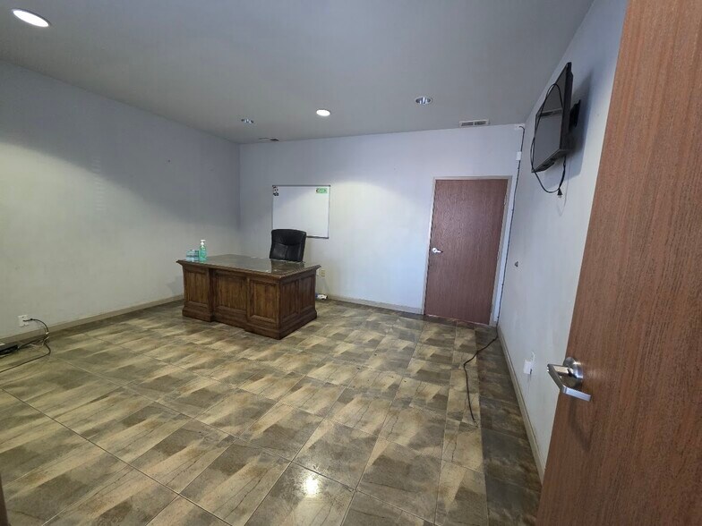 More Photos Of 500 Delano Dr, Oakdale Showroom For Lease