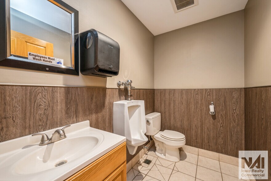 More Photos Of 115 E Main St, Coggon General Retail For Sale