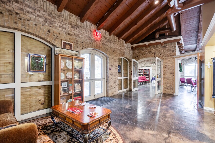 More Photos Of 660 S Zang Blvd, Dallas Office For Lease