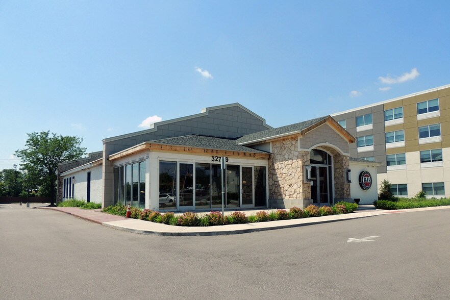 More Photos Of 32729 Northwestern Hwy, Farmington Hills Restaurant For Lease