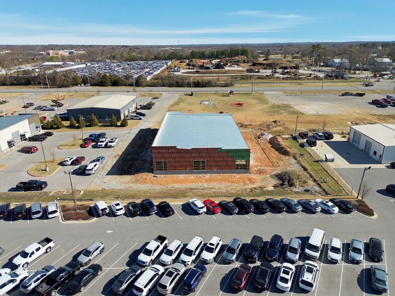 More Photos Of 2420 S 8th St, Rogers Flex For Lease