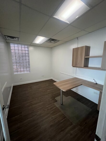 More Photos Of 1719 W 18th St, Chicago Storefront Retail Residential For Lease