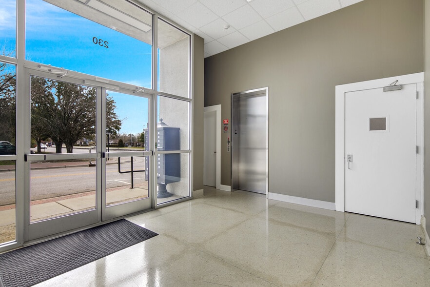 More Photos Of 230 Donaldson St, Fayetteville Office For Lease