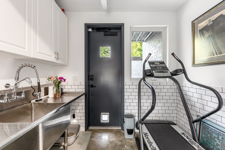 More Photos Of 4798 Iberia Ave, Dallas Office For Sale