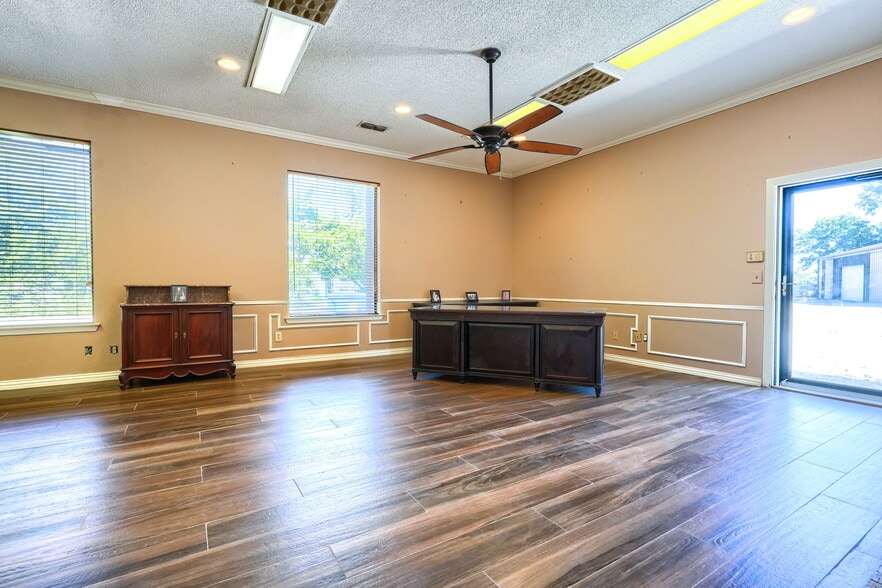 More Photos Of 6812 Avenue K, Plano Flex For Lease