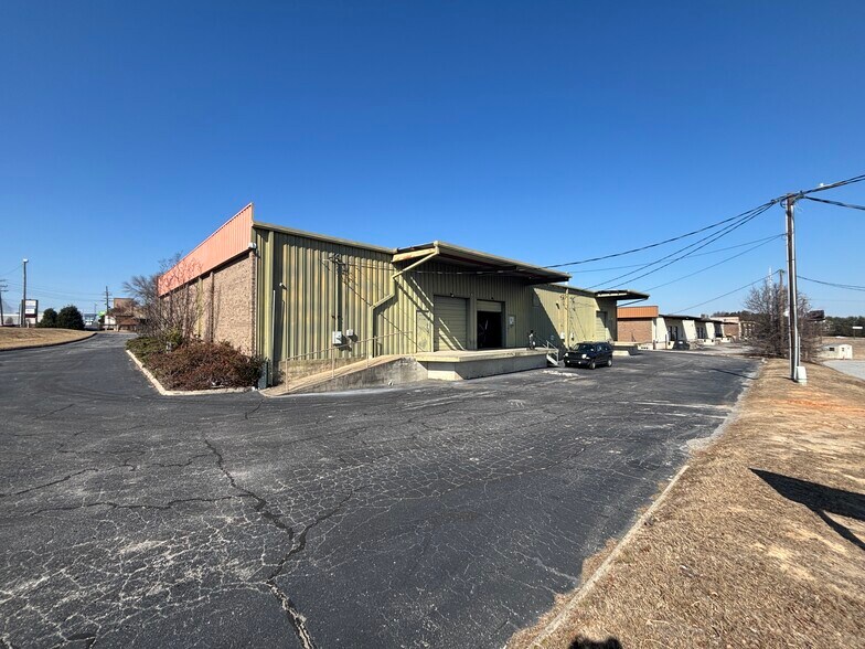 More Photos Of 4-8 Boland Ct, Greenville Flex For Lease