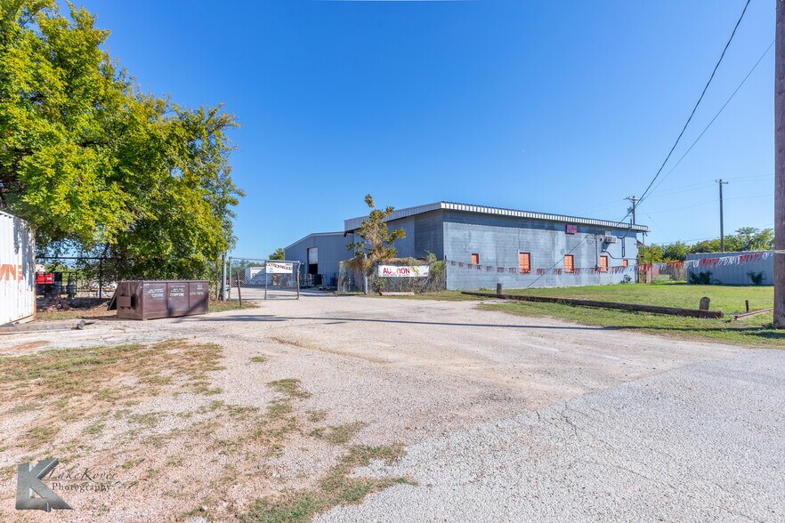 More Photos Of 1901 Cottonwood St, Abilene Industrial For Sale