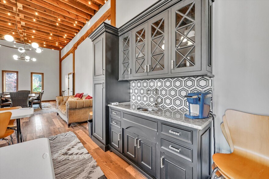 More Photos Of 1400 Maple St, Pottstown Light Distribution For Lease