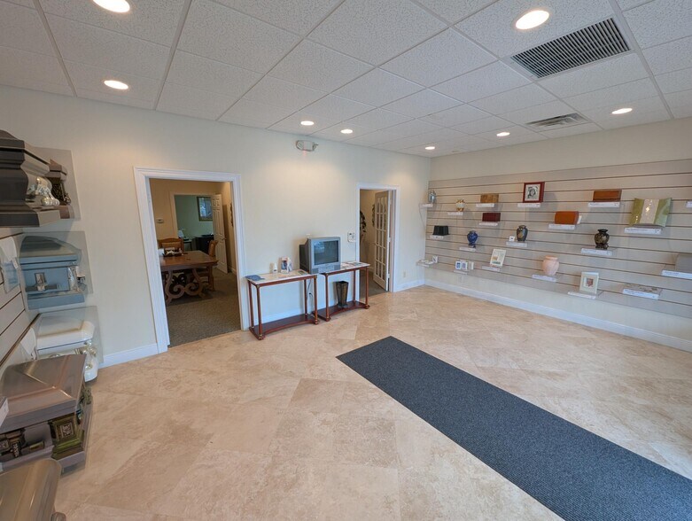 More Photos Of 935 17th St, Vero Beach Storefront Retail Office For Lease
