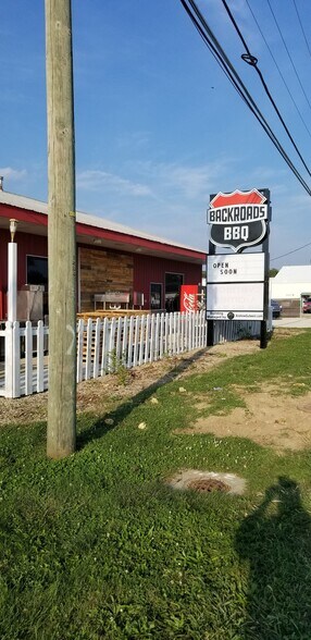 More Photos Of 1404 W South St, Lebanon Showroom For Lease