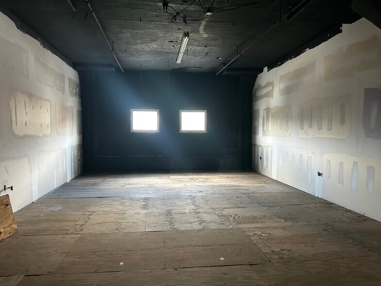 More Photos Of 2066 W Hunting Park Ave, Philadelphia Manufacturing For Sale