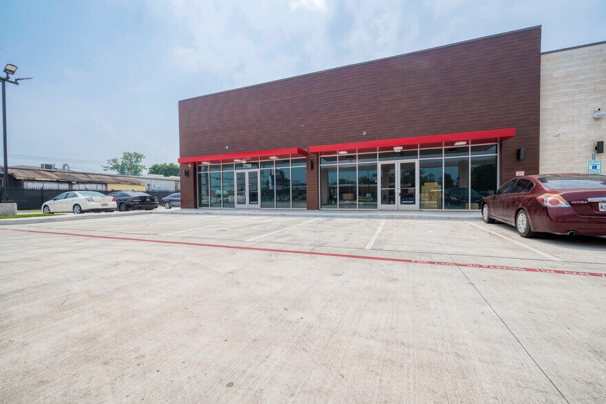 More Photos Of 7755 N Wayside Dr, Houston General Retail For Lease