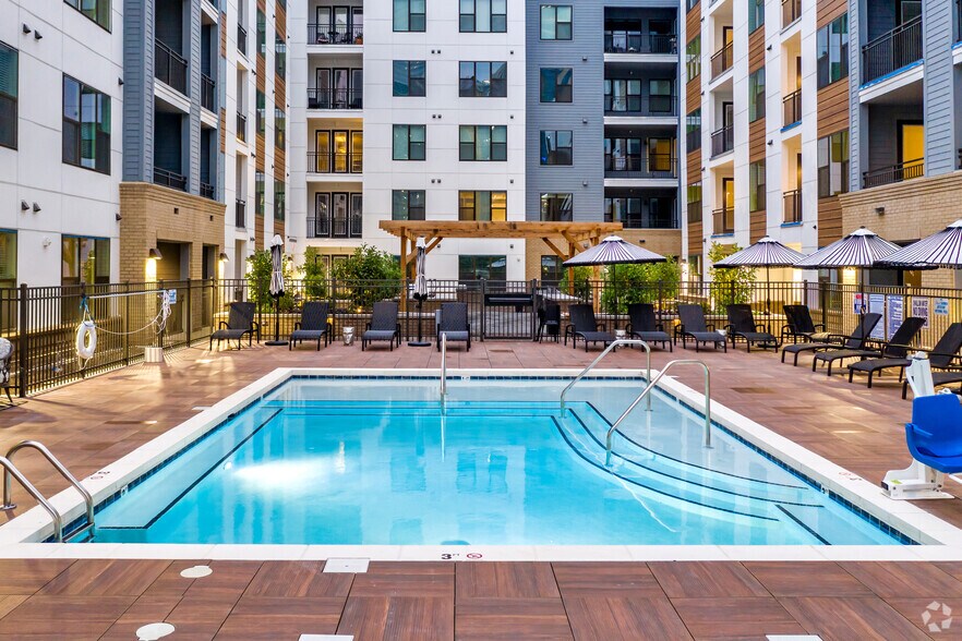 More Photos Of 101 W Morehead St, Charlotte Apartments For Lease