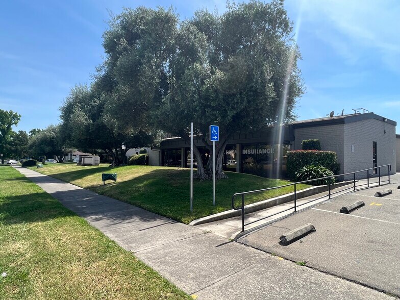 More Photos Of 5637 N Pershing Ave, Stockton Medical For Lease