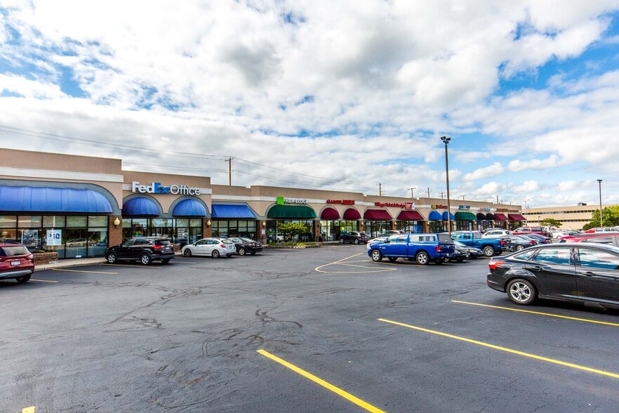 More Photos Of 801-861 N Mayfair Rd, Wauwatosa Unknown For Lease
