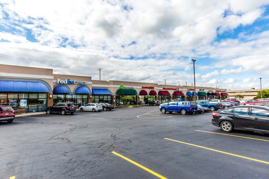 More Photos Of 801-869 N Mayfair Rd, Wauwatosa General Retail For Lease