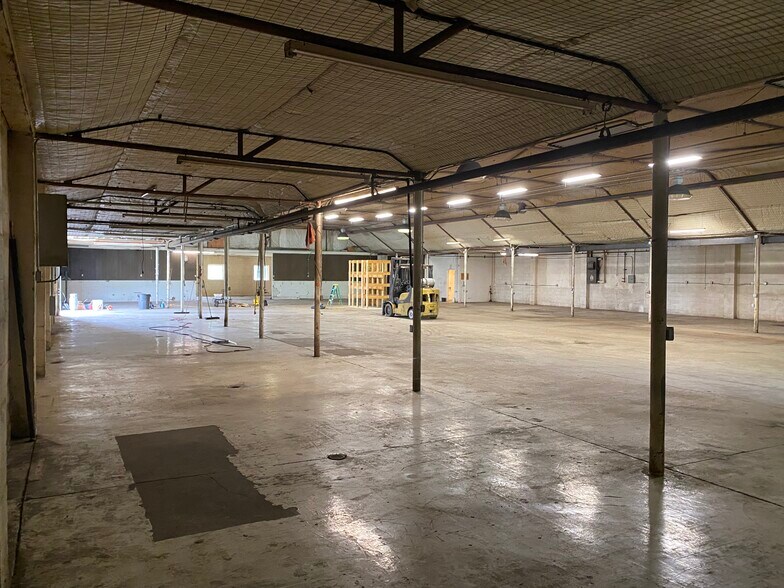 More Photos Of 221 W Cherry St, Butler Manufacturing For Lease