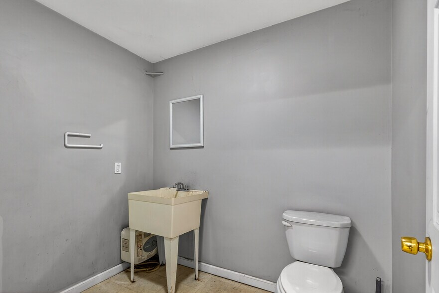 More Photos Of 841 Route 32, North Franklin Light Distribution For Lease