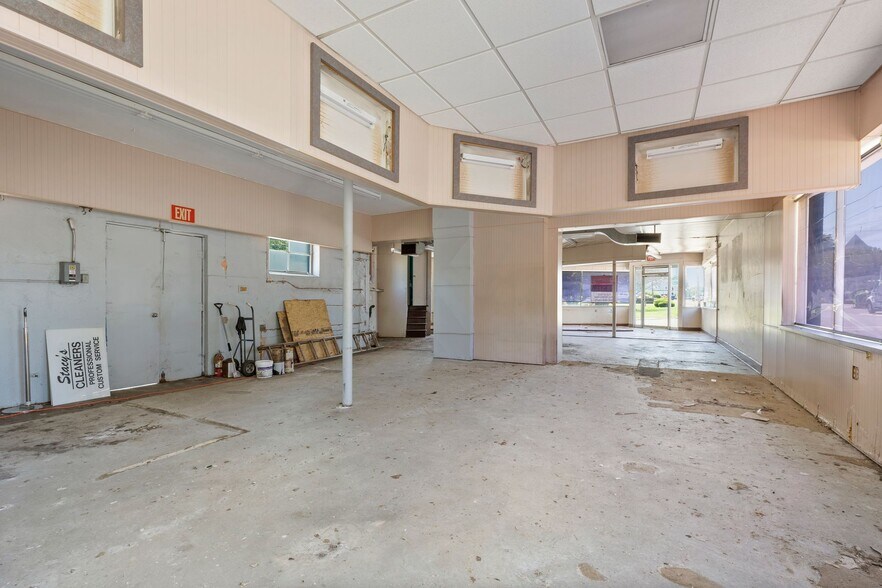 More Photos Of 55 White Ave, East Longmeadow Freestanding For Lease