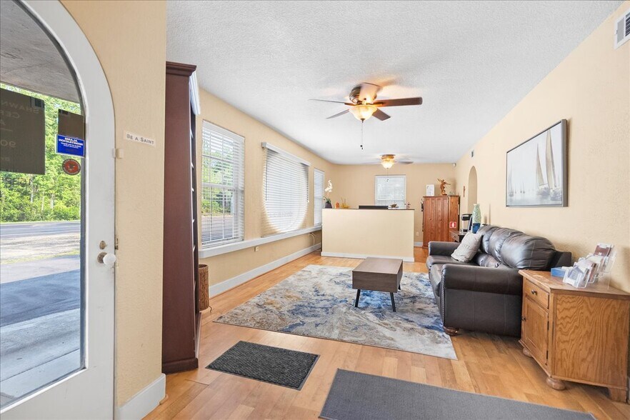 More Photos Of 15325 North Main St, Jacksonville Flex For Sale