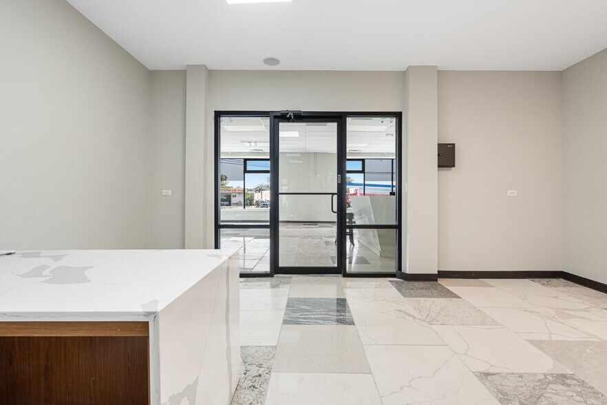 More Photos Of 1628-1630 Rand Rd, Des Plaines Showroom For Sale